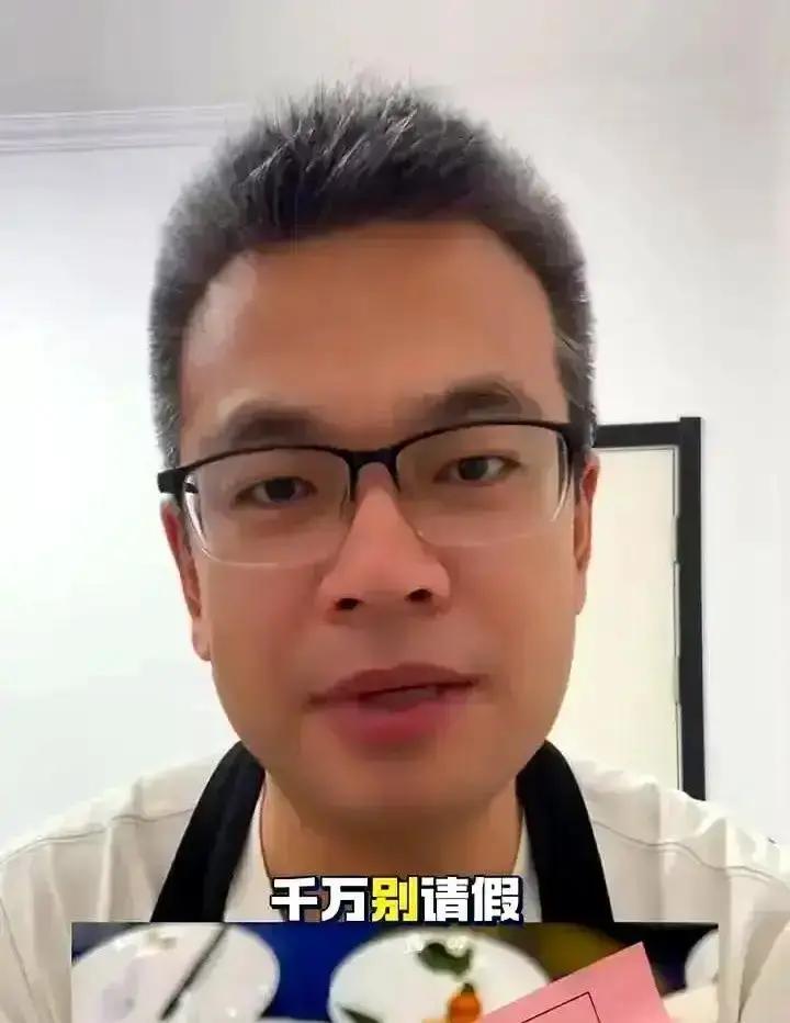 00后小伙公司年会抽奖，手气爆棚摸到一等奖，拆开一看是瓶2升可乐。全场笑疯，