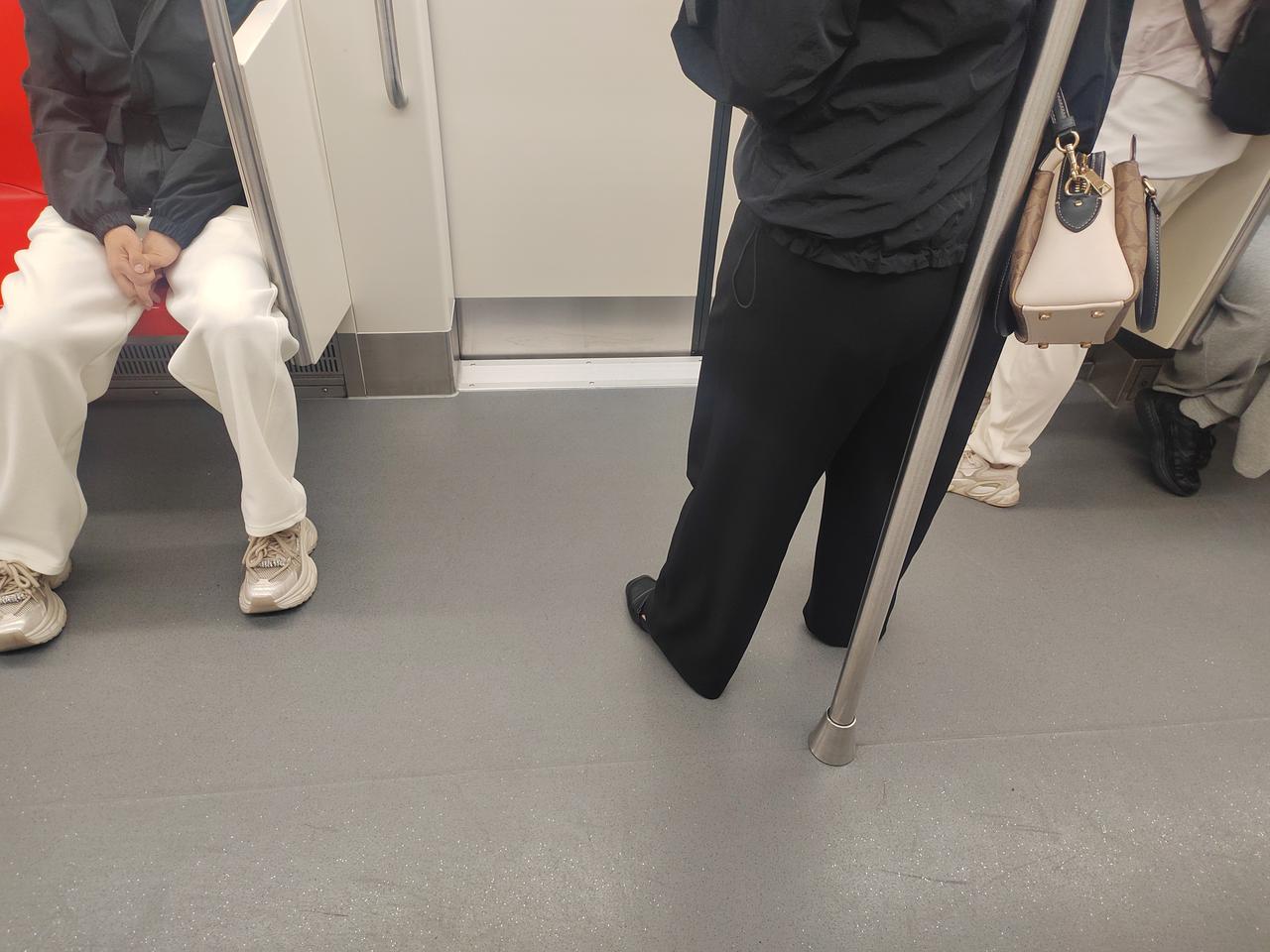 感觉哈尔滨这天气还是不能穿裙子，露大腿，早晚温差很大，还是很凉，没有彻底暖和！