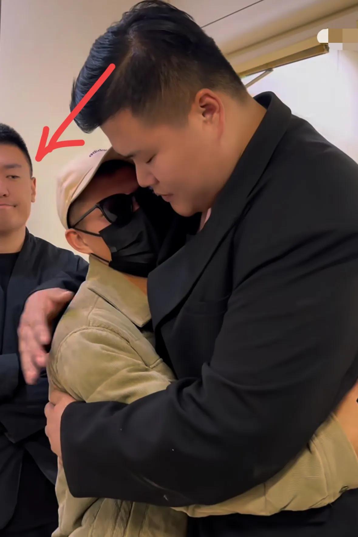 扇耳光比赛告一段落，赵鸿刚已回国，师傅“鸽武缘”带着同门师兄弟前来迎接，师傅看着