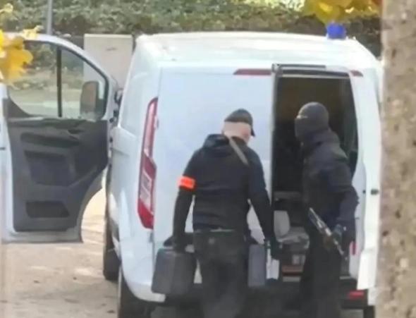 法国里昂的街头突然炸响一声“惊雷”,几名蒙面人直接用炸药轰开了一家黄金精炼厂的窗