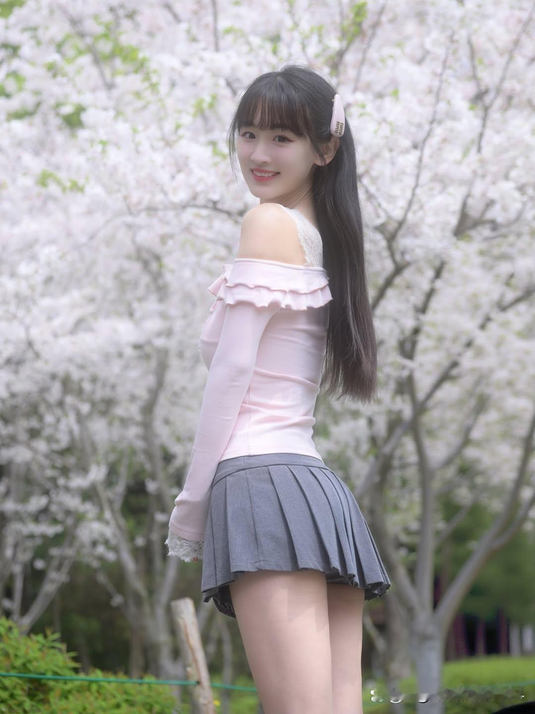 樱花树下，甜美少女，春日气息满满🌸💕