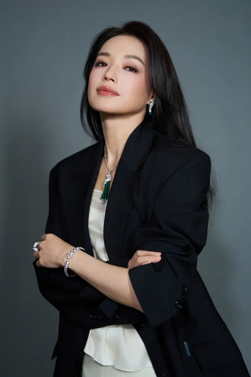 舒淇戴精致珠宝妆容大气穿黑装精英气质尽显