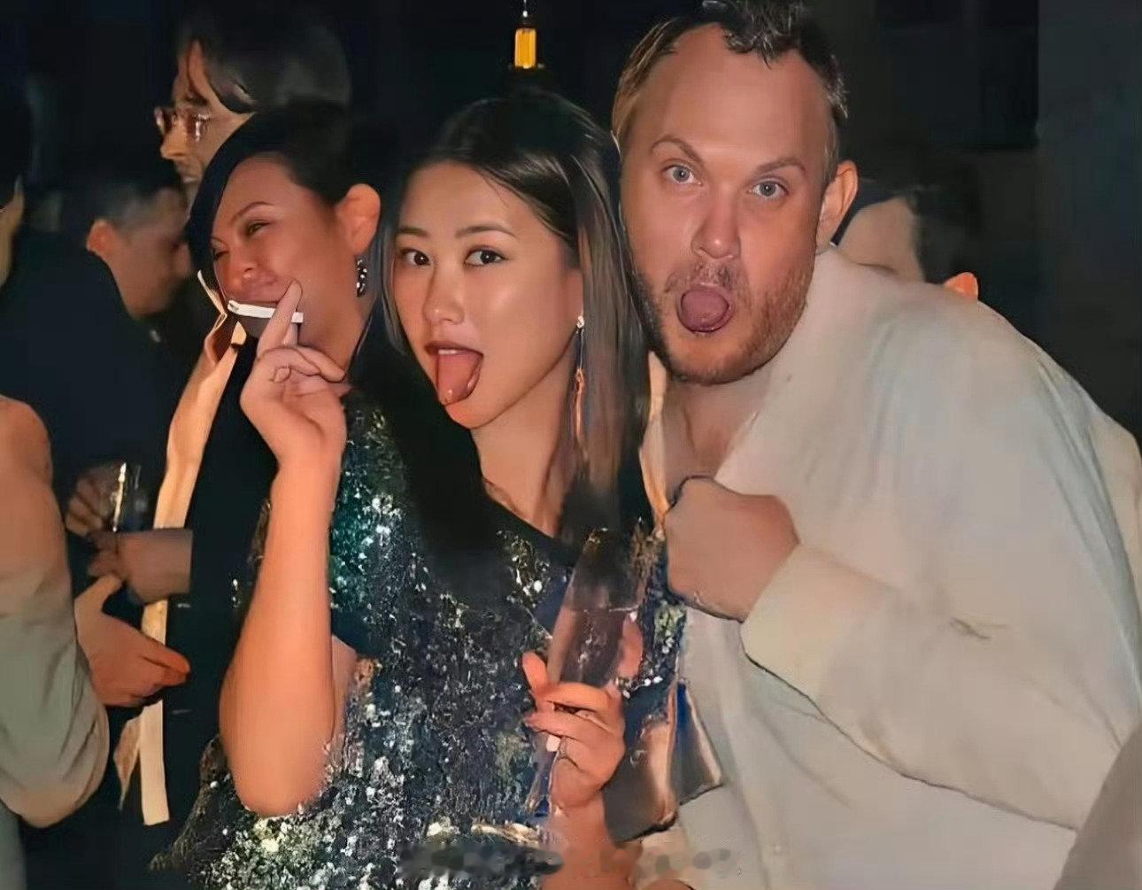 这大概是朱珠最想删掉的两张照片了，东方美人形象完全毁了​
