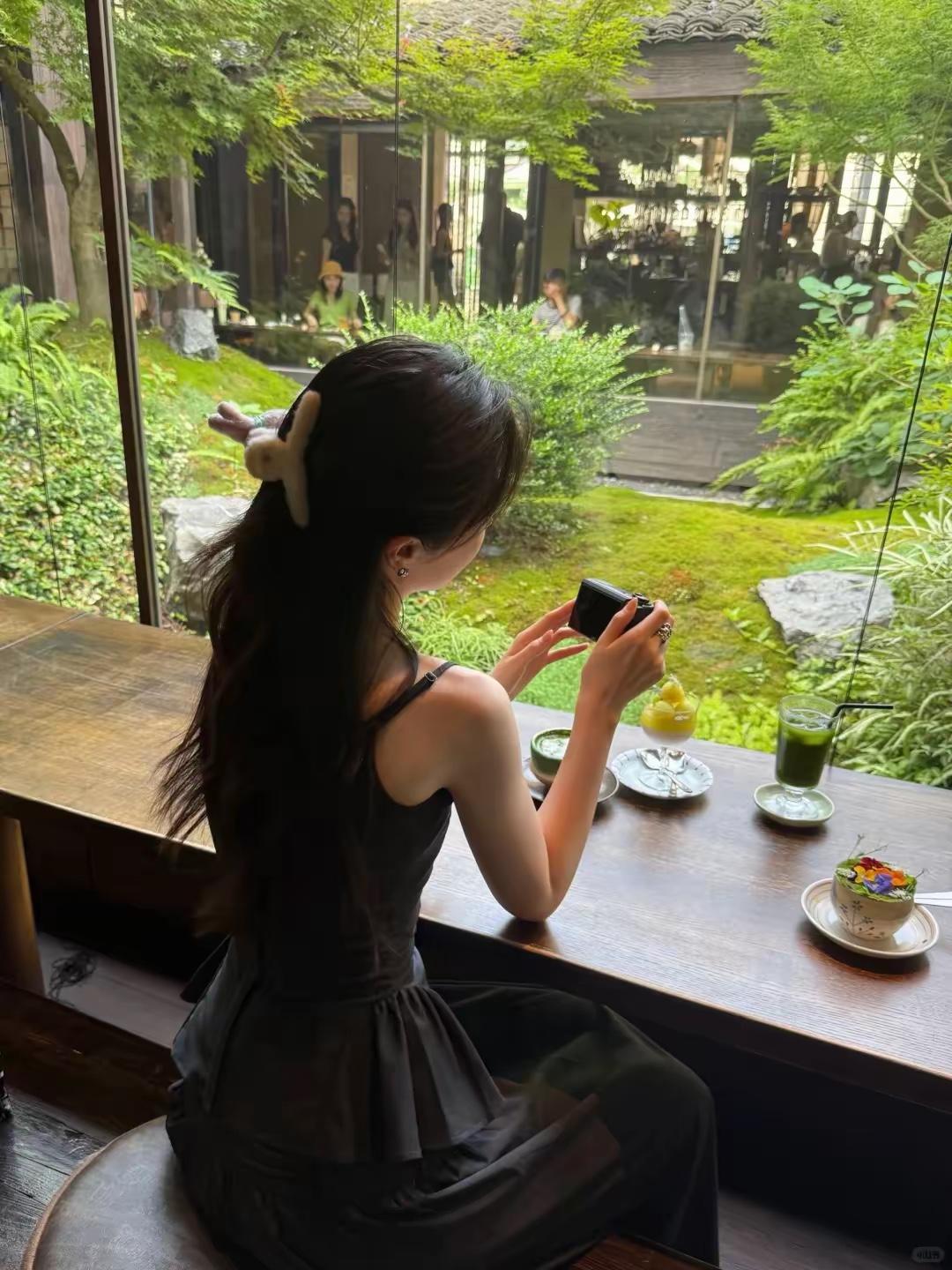 大龄剩女跟老光棍最大的区别就在于：没有回头路。老光棍如果有钱，60岁，80岁，