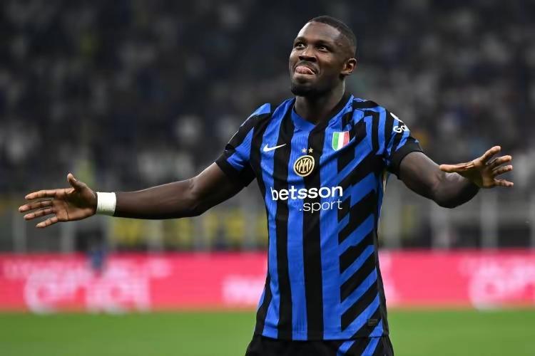 国米与尤文主裁判判罚引争议！虽然巴斯托尼夸张摔倒，但这种情况在球场上很常见，卡卢