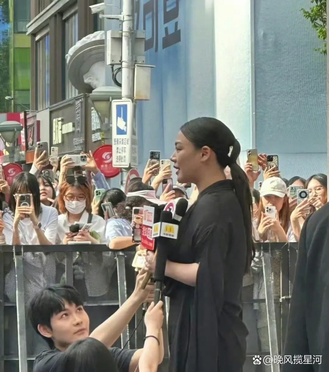 这姐是又胖回去了吗？马思纯近日出席活动的路拍，这看着怎么比平时宽了一圈？
