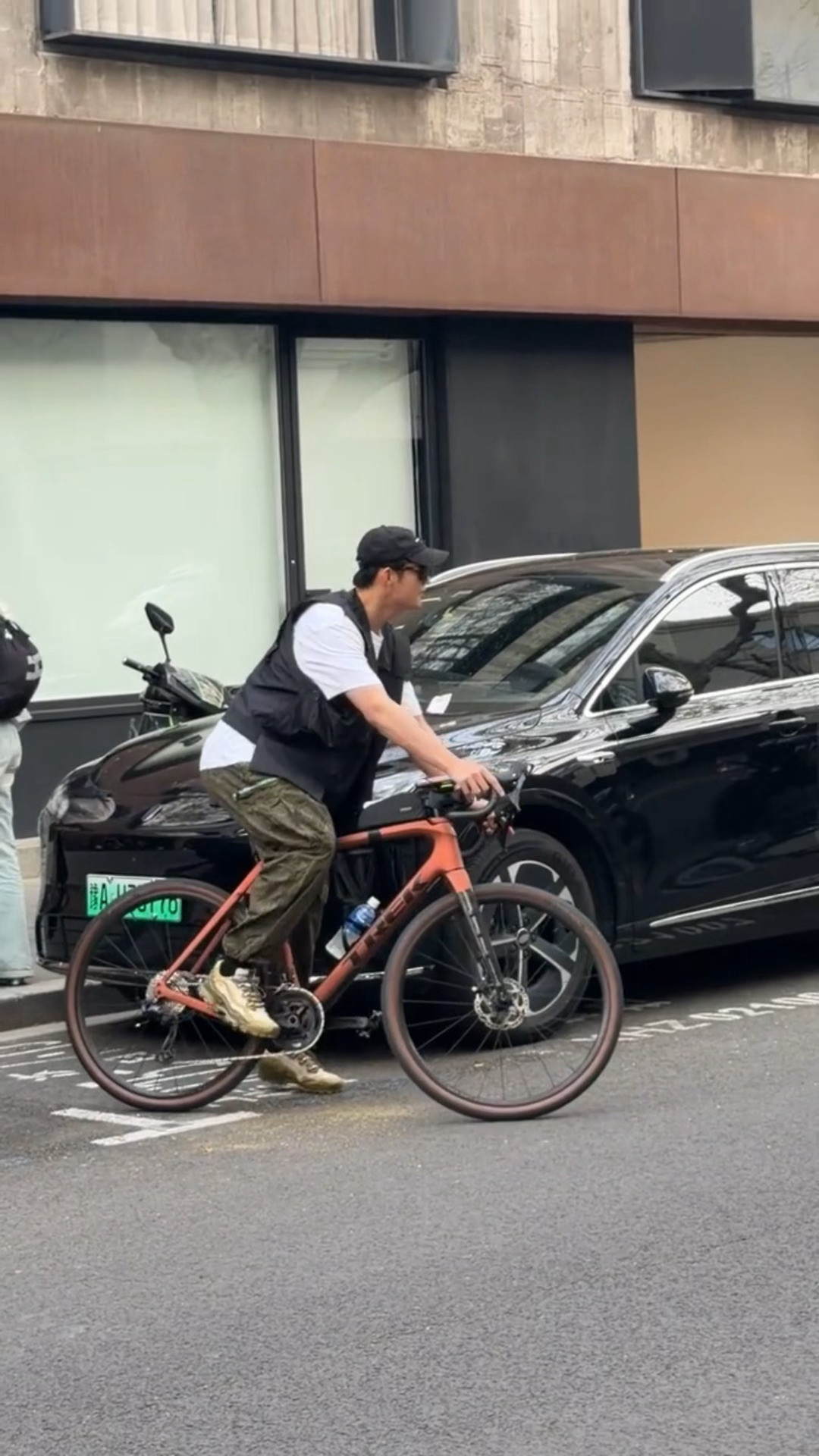 还是大城市机会多啊，刷到各种路人视角下，在上海骑车刷街的黄景瑜🚴🏻