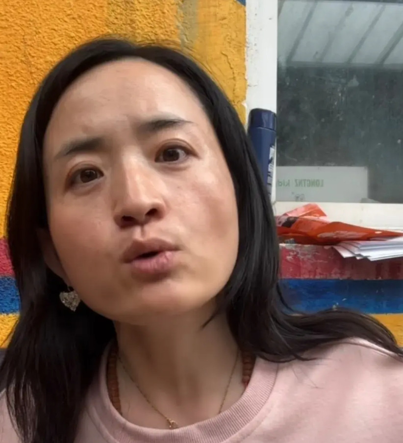 大龄剩女雅典娜直播不开美颜，没有一点女人的样子，得亏是没长点胡子，人们还不至于认