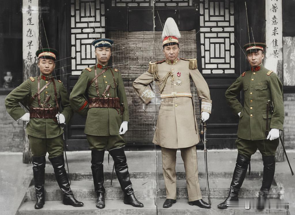 这张照片的四人皆为奉军军官，身后是一处中式建筑，门楣上的对联“自有奇逢应早，酒消