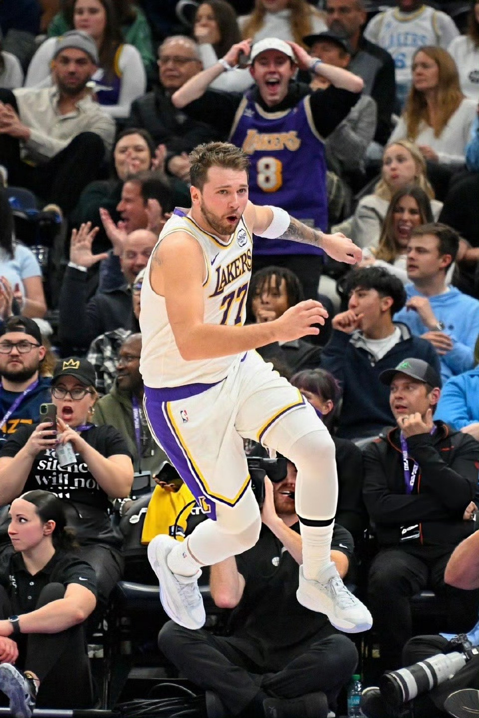 瘦了就是好，跳得真高啊今天有盆友说给他P个金箍棒，我觉得这想法很好