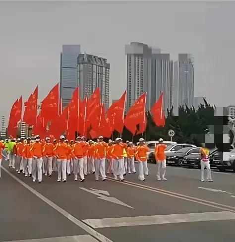 我听个参加过暴走团的亲戚说，以前他们队伍里有个参加暴走团的男的，其实这个人对暴走