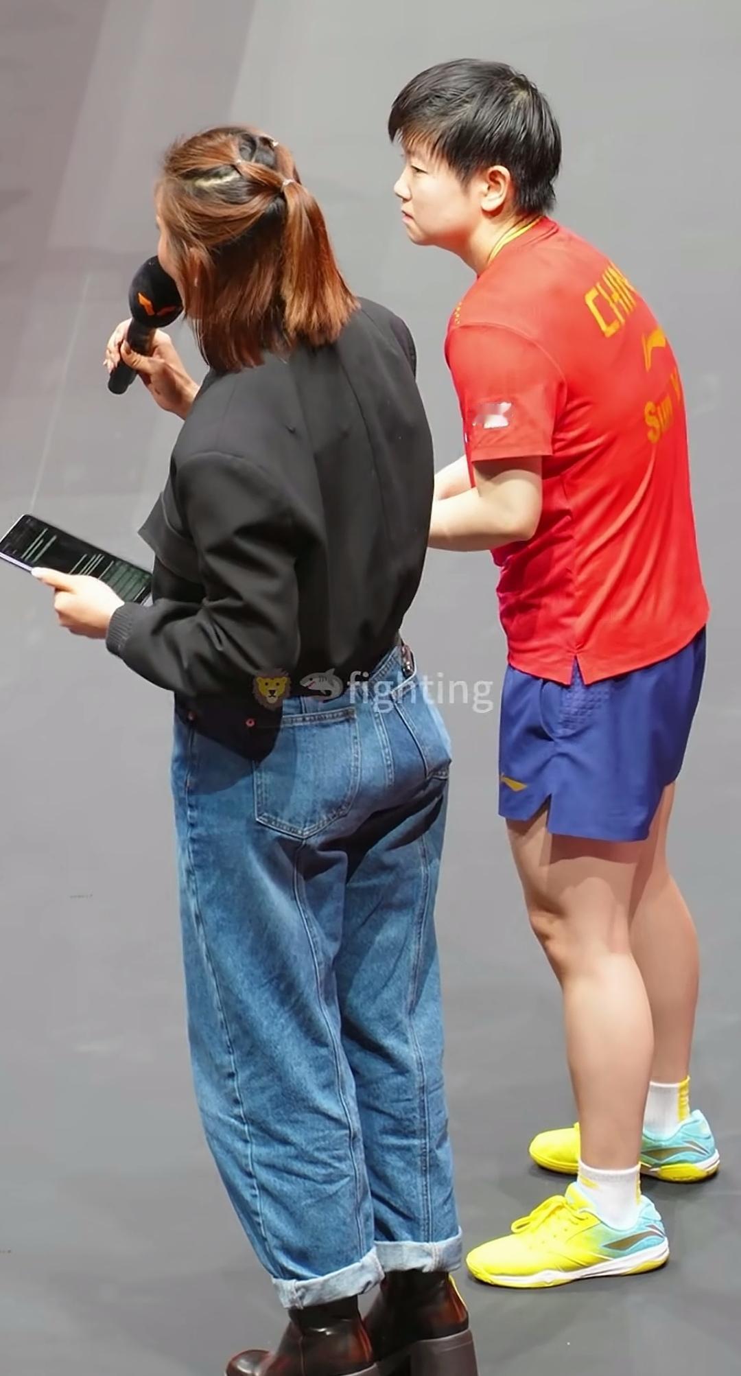 主持人还在讲话，莎莎就弯腰前倾的转头看着主持人。感觉莎莎是真的累了。主持人一句