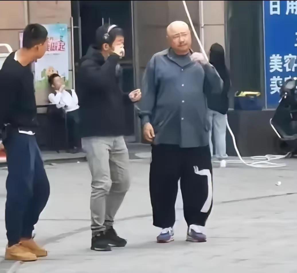 哈哈，难不成徐峥摇身一变成了“徐仙儿”？看他这形象和穿着打扮，感觉都快赶上“窦仙