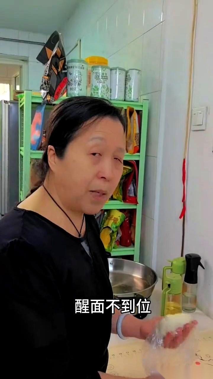 很多人觉得烙饼要软，非得烫面不可。东北大筋饼偏不信这个邪，全程只用冷水，照样能