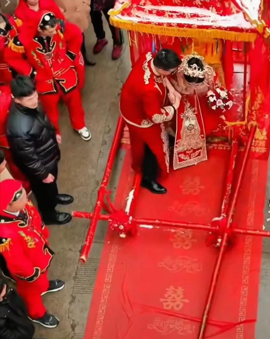 现在中国人也是享受到人少的福利了，现在出生的新生儿越来越少，反而各种各样的福利都