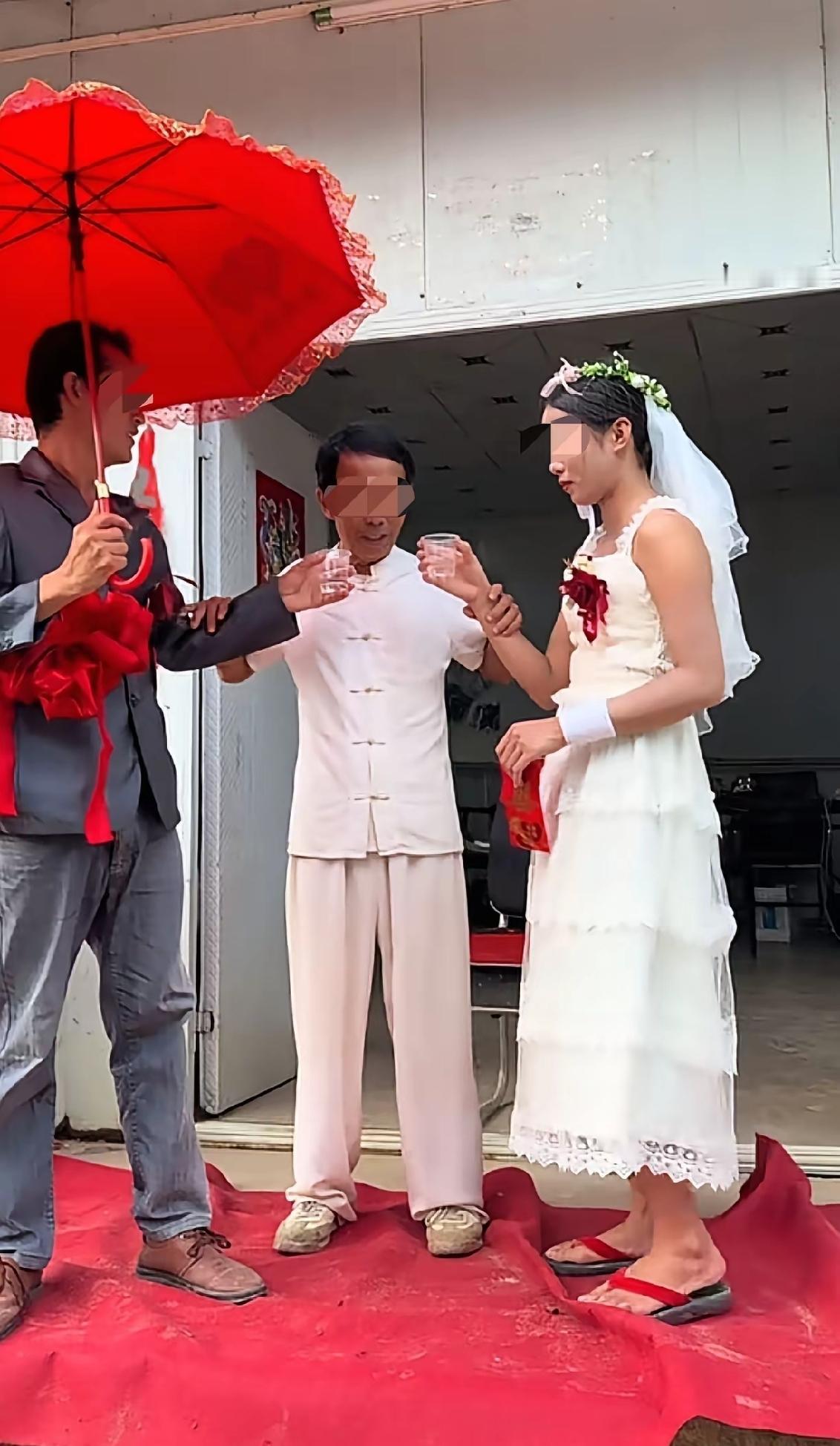 一对新人举办婚礼，结婚的现场是在农村的一处院子，场地布置的非常的简陋，现场的宾客