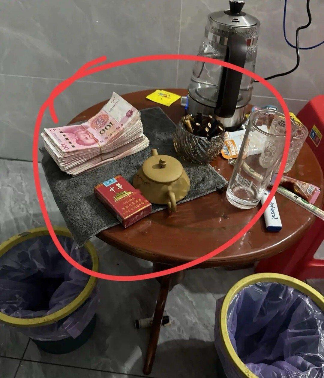 友友们，根据桌子上面的这些物品，你能猜出来他是做什么工作的吗？