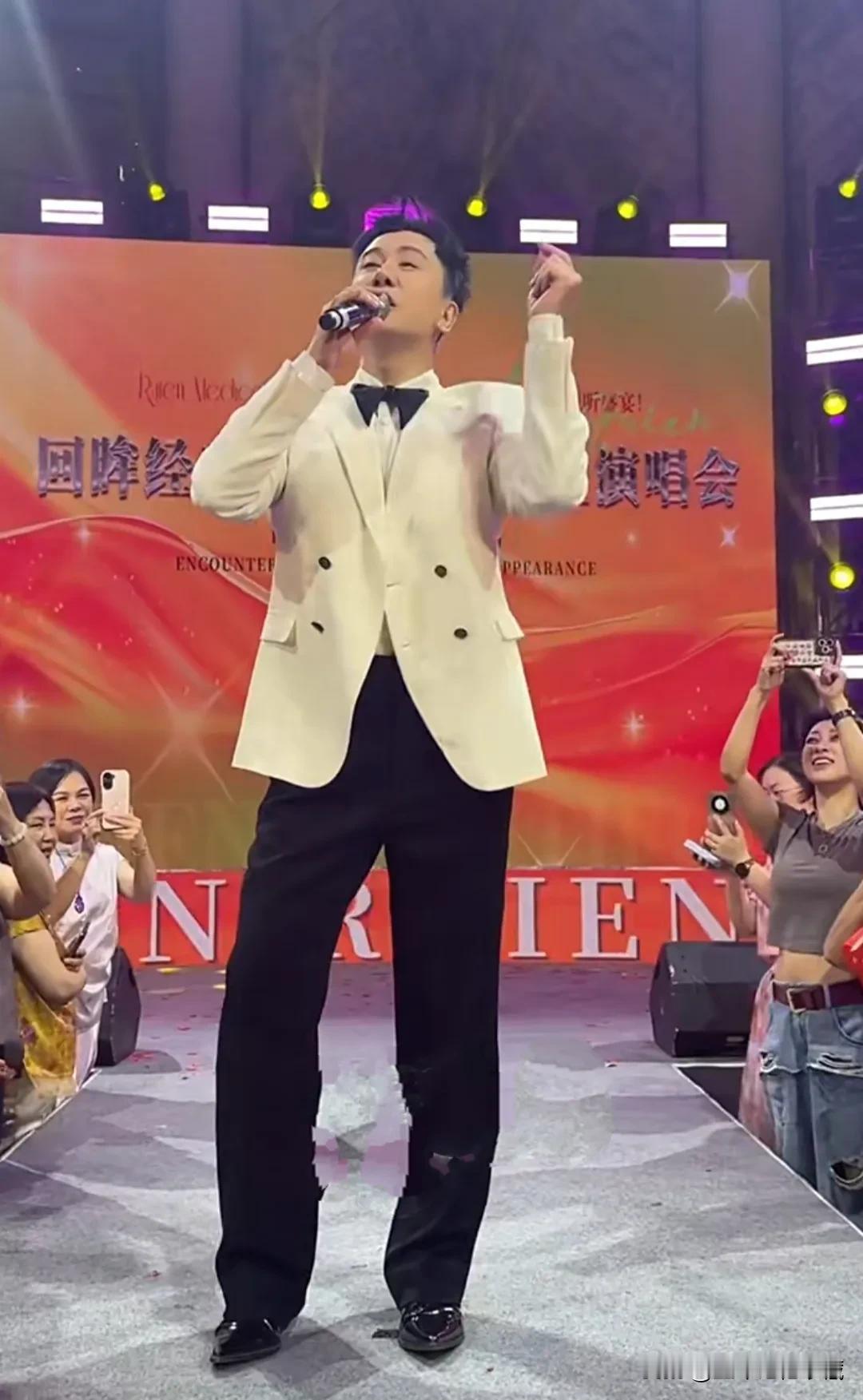 近日，昔日男神毛宁参加侧颜天使群星演唱会，身穿白色西装外套，黑色裤子，程亮黑色皮