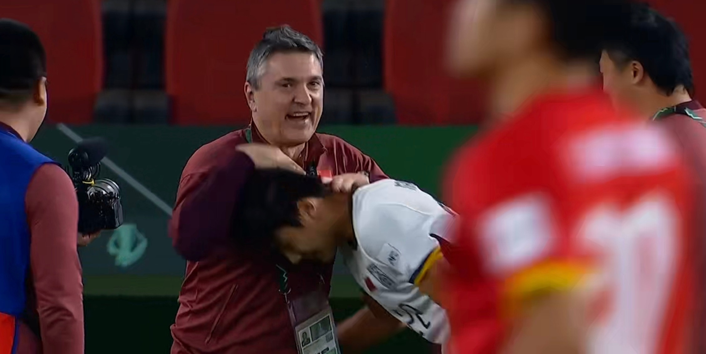 就冲这场，怎么吹这个西班牙人都不为过吧。他是里皮之后最成功的外教了吧，甚至说最成