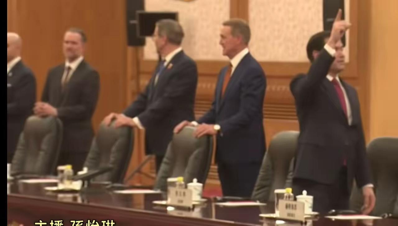 卢比奥第一次来人民大会堂，显得异常兴奋，他对大厅内头顶的装饰非常感兴趣，不停地和