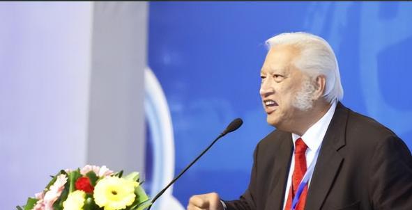 “我没有一丝一毫的中国血统，但是我有100%的中国心，我将用一生来报答中国。”2