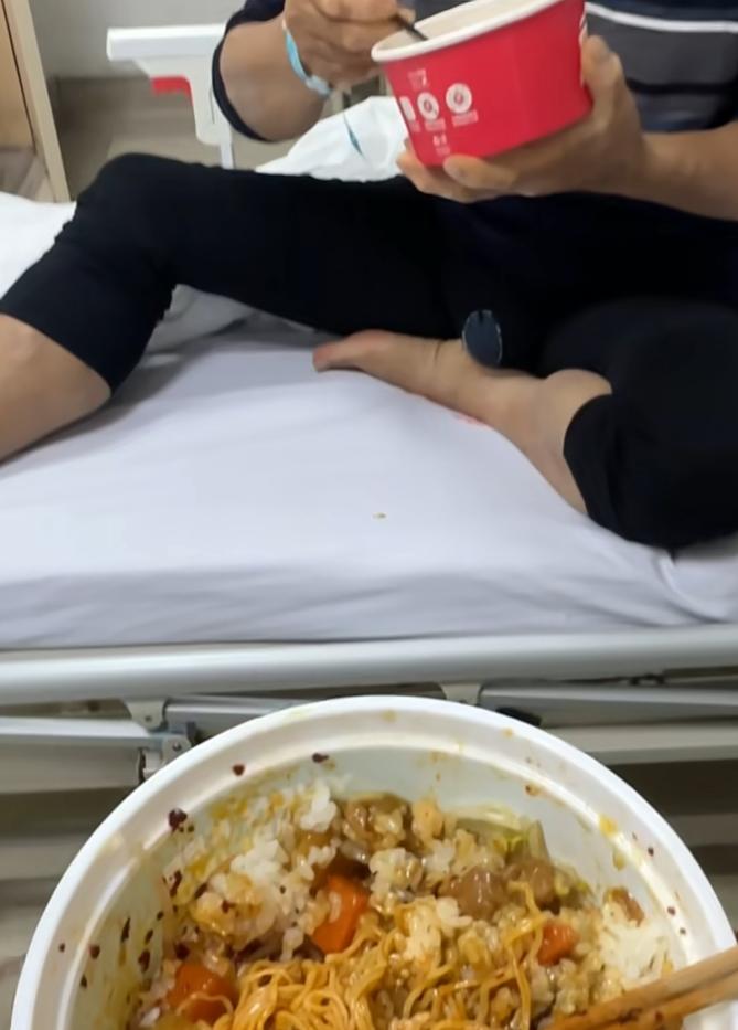 看哭了，近日，江苏苏州，小伙住院时，发现旁边的76岁的老爷爷一个人住院，没有老伴