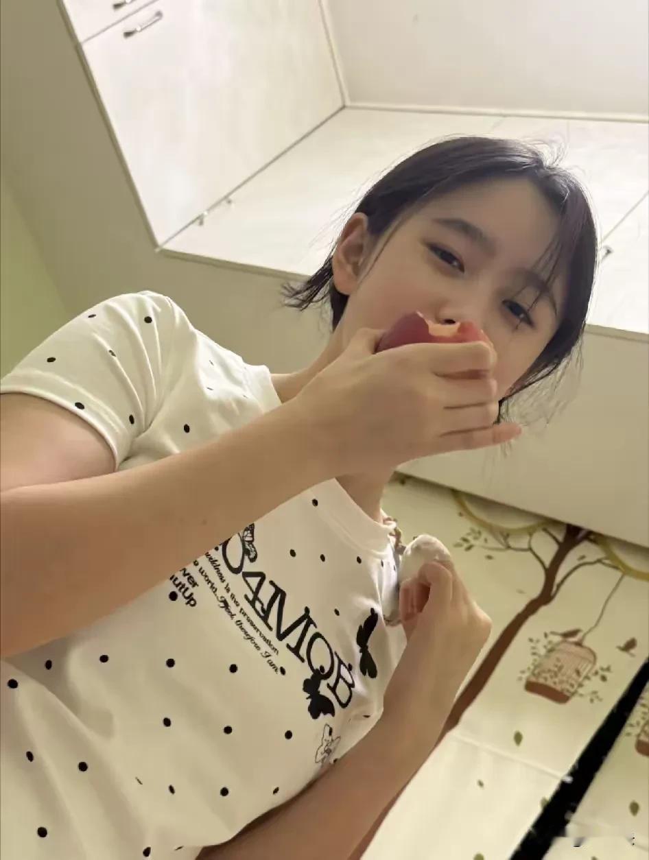 十七八岁的年纪，怎么拍都是美的。