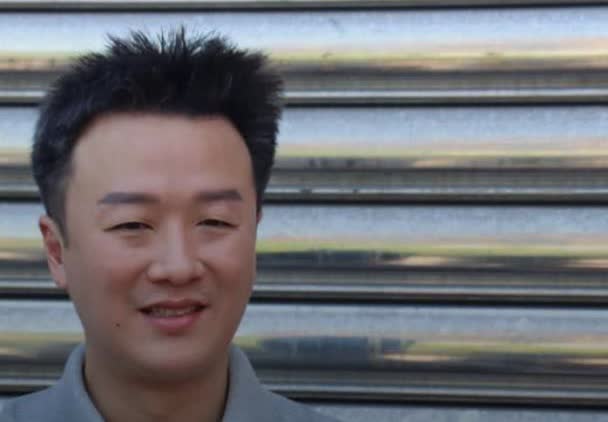 台媒：田鼠哥李正皓惊传遭歹徒喷辣椒水台湾地区政治评论员李正皓昨晚下班遇袭，昨
