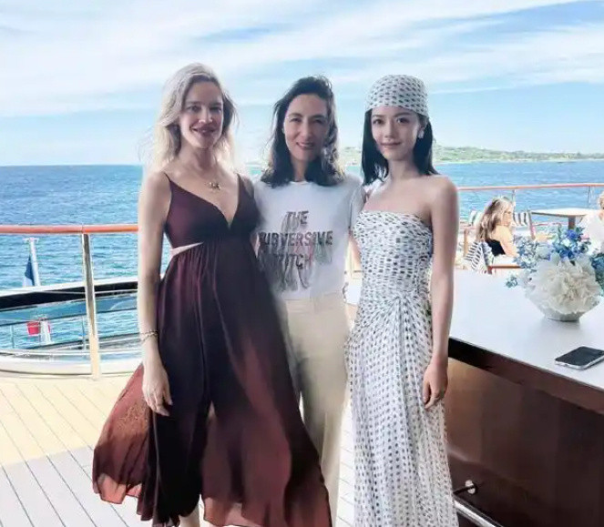 赵今麦同框娇兰总裁与LV太子妃看到赵今麦和娇兰总裁、LV太子妃的合照，我直接酸了
