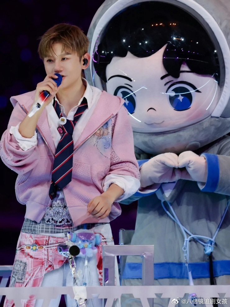 张杰这眉毛咋说呢，这小东西还真是一年换一张脸，每一年都有些许差别能看出来是哪个阶