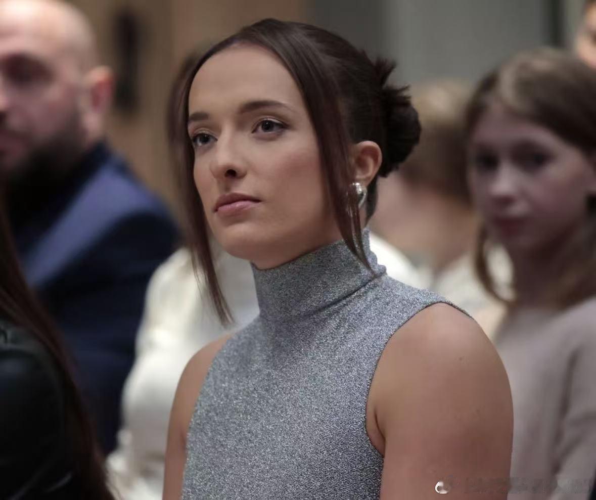 斯瓦泰克！Iga出席自己的基金会活动这套妆容和穿搭，真是驾驭的很好，很精致很好看