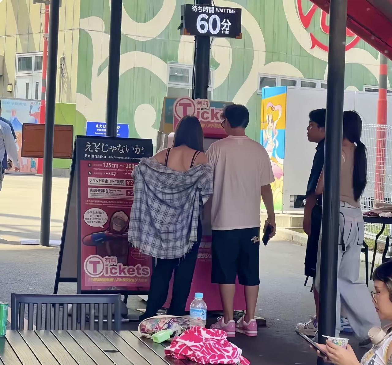 6月20日，有位网友晒出在日本富士急偶遇王思聪的照片，他带着小女友懒懒在游乐园里