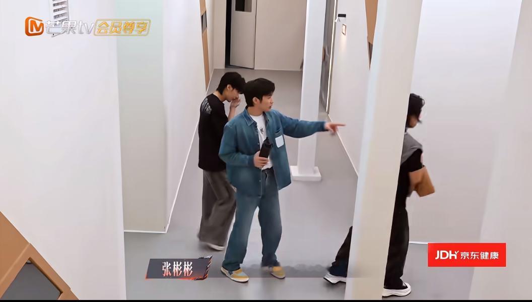 张彬彬带陈若轩练声：不能让曾辉飞太远！披哥花絮里，张彬彬带着陈若轩一起练声的画面，比舞台本身更燃。三