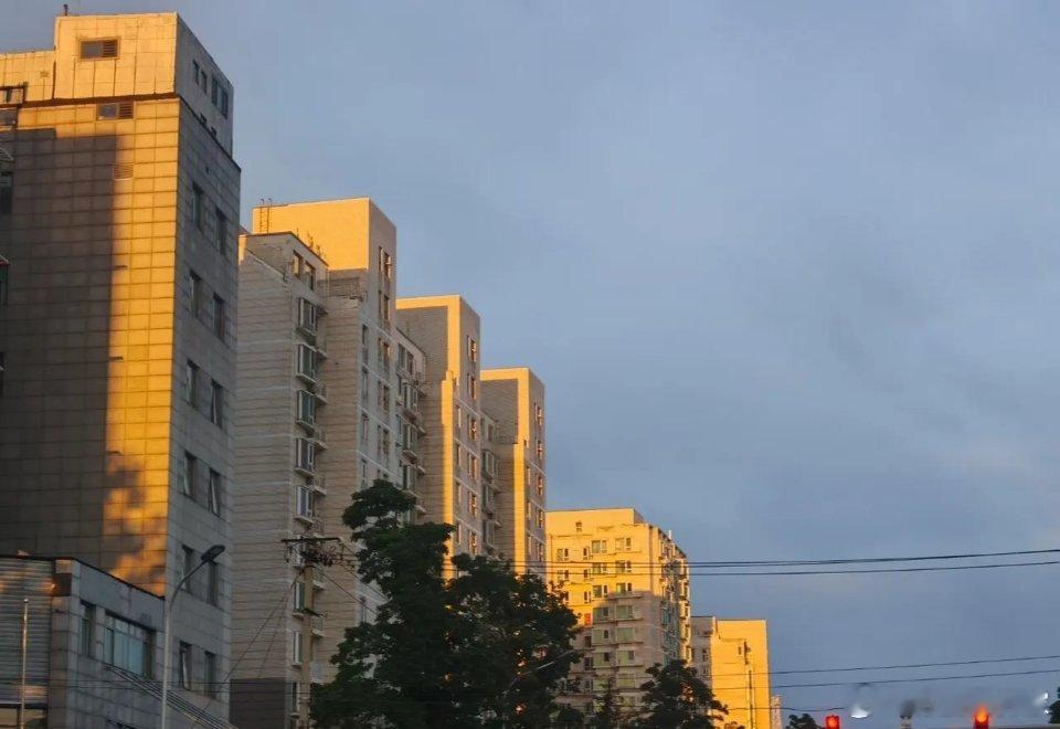 a股周末利好利空消息不断，最大的应该是地月激光通信成功，但是属于题材性质吧？毕竟地月通信需求量还早呢