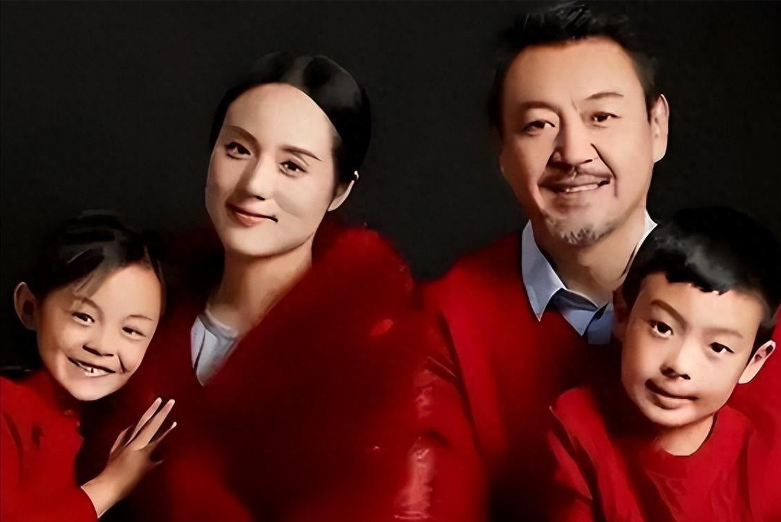 她是著名歌唱家，丈夫曾是央视主持，47岁儿女双全担任企业高管  主要