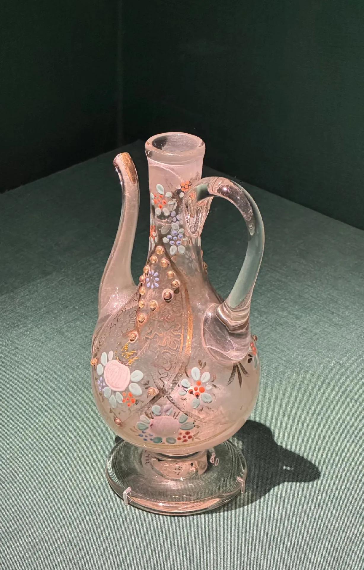 马未都这段陈年旧事，听得人后脊梁骨发凉。二十年前，南方某博物馆的人指着展柜里