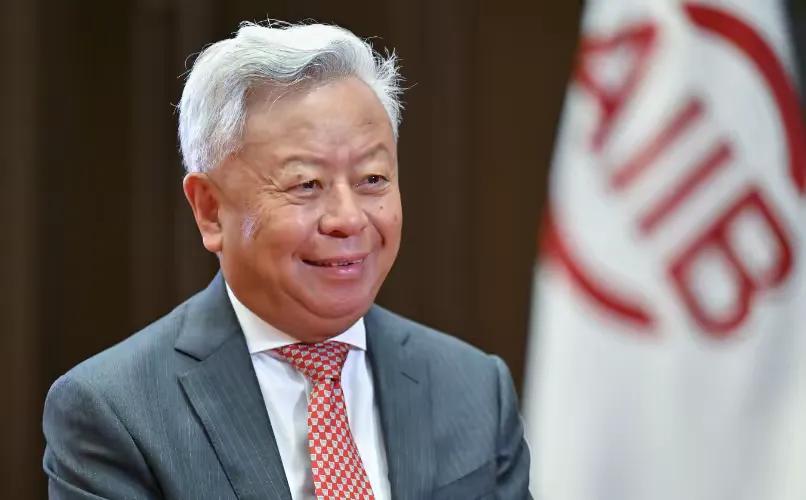 印度这次怕是要哭晕在厕所了！2026年1月15日，亚投行首任行长金立群正式届满卸