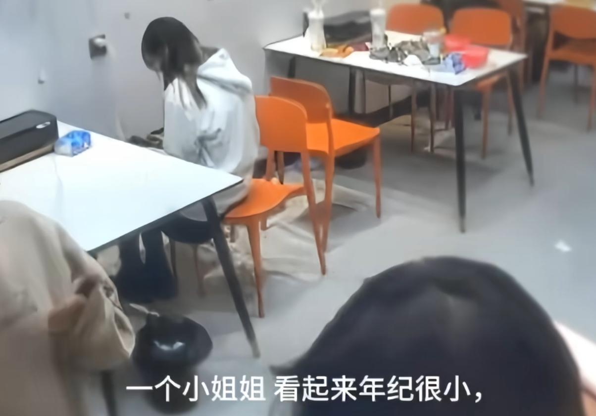 近日，湖南的一家烧烤店内，老板带着员工们正打算关门打烊，这时进来了一位十几岁的小
