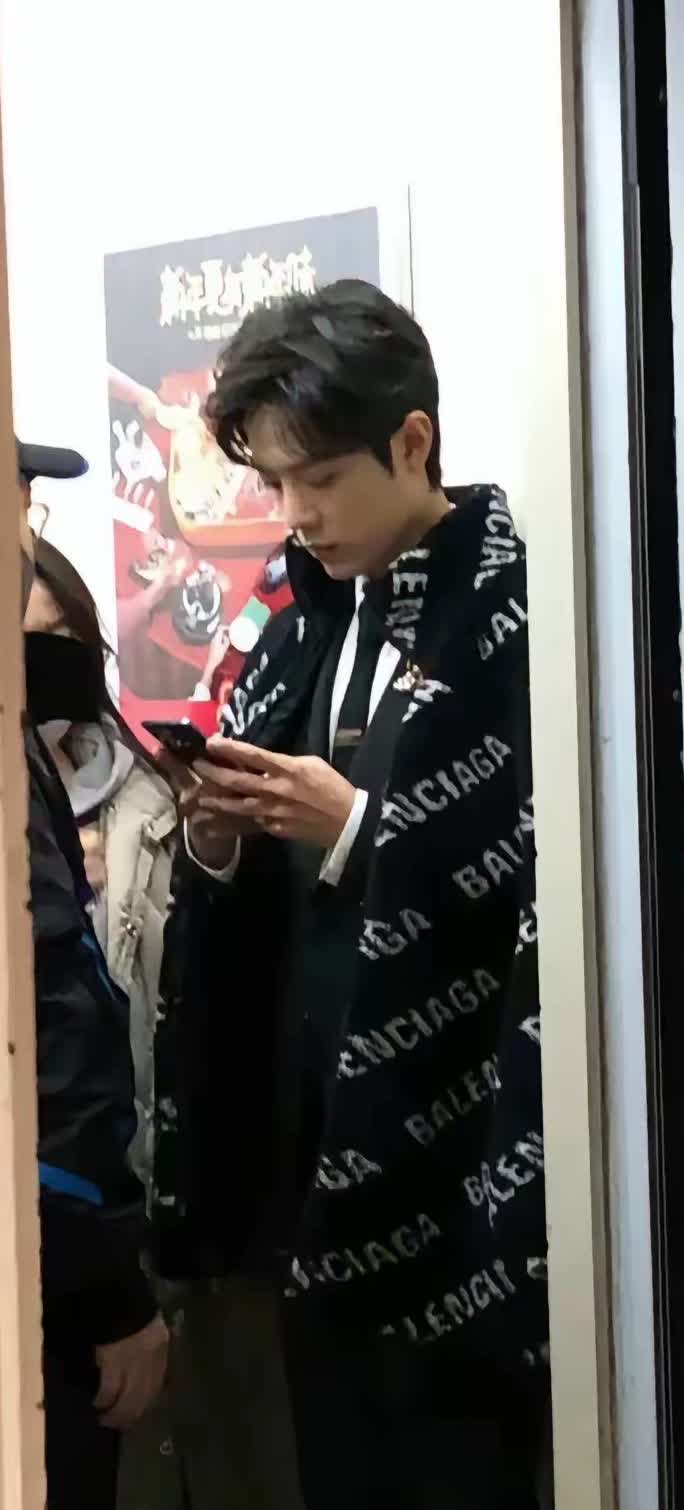 就这？第一次见真实肖战，路人放出来的，远景，应该是随手拍的……下面一堆酸🐓