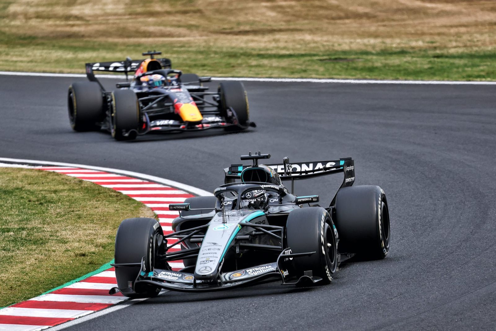 F1又现“规则博弈”梅赛德斯-AMG车队与红牛车队在排位赛末段，通过关闭MGU-