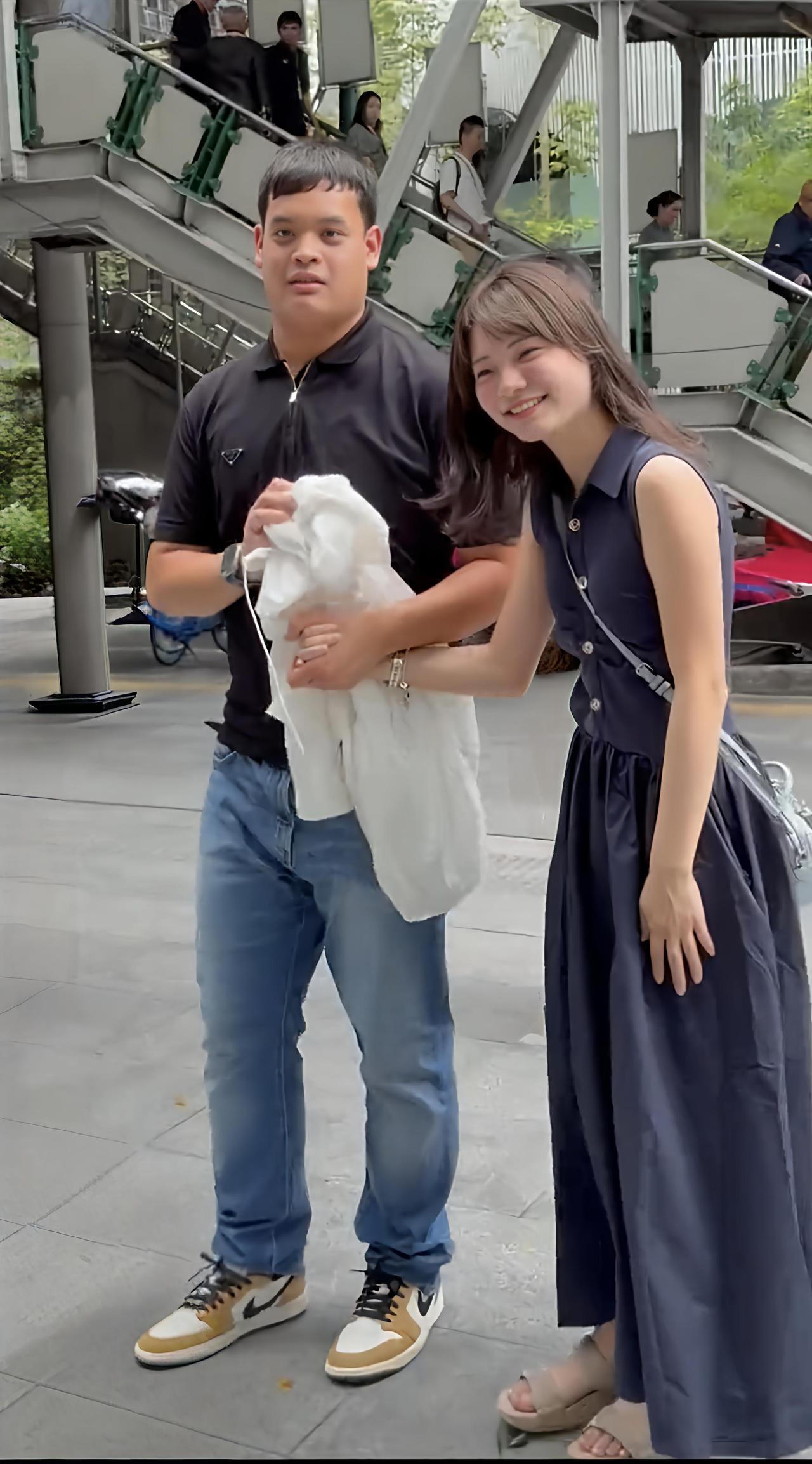 泰国王子街头大方牵手日本女孩，无缘豪门太子妃？层层门槛看透王室联姻博弈曼谷街