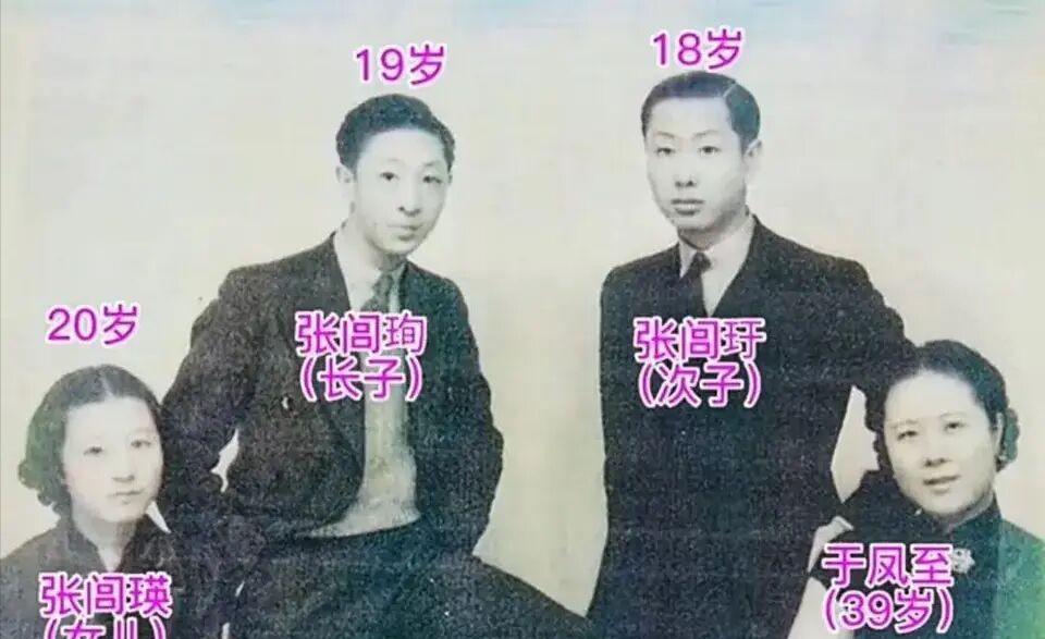 1988年，于凤至和女儿在美国别墅的合影曝光，她满头白发，脸色憔悴，眼神空洞得像