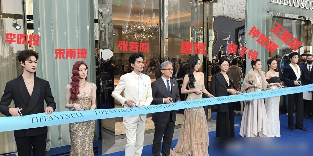 别再瞎猜唐嫣章子怡C位了，你真以为那是排排坐？那是一张看不见的价目表。章子