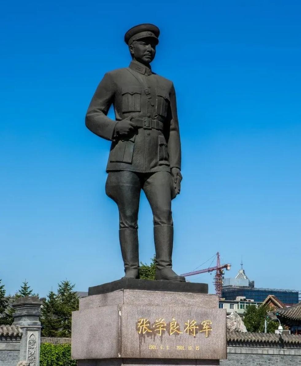 那年，张学良面对记者采访，说了一个隐藏多年的秘密。他说：“其实，蒋介石不杀我，不