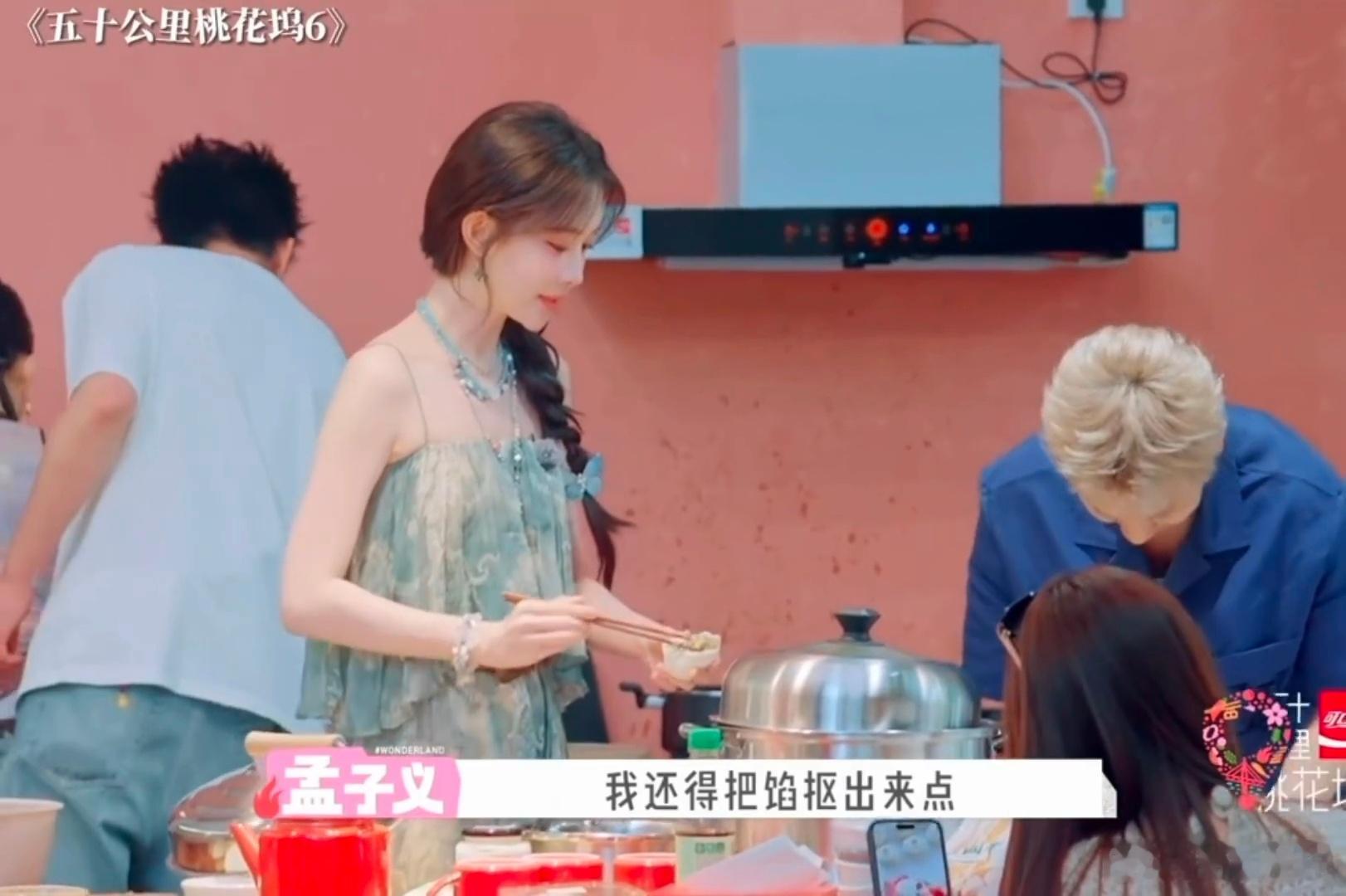 孟子义快给汪苏泷夸迷糊了这段互动反复观看笑到停不下来，孟子义小嘴不停对着汪苏泷猛