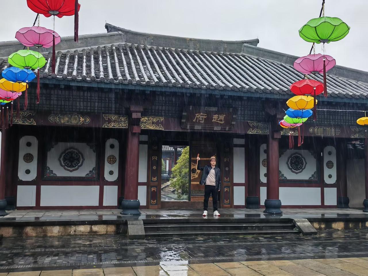 我们交易学院有个负债的交易者学员，三年前做原油亏的，一年前扛不住要债的就去科威特