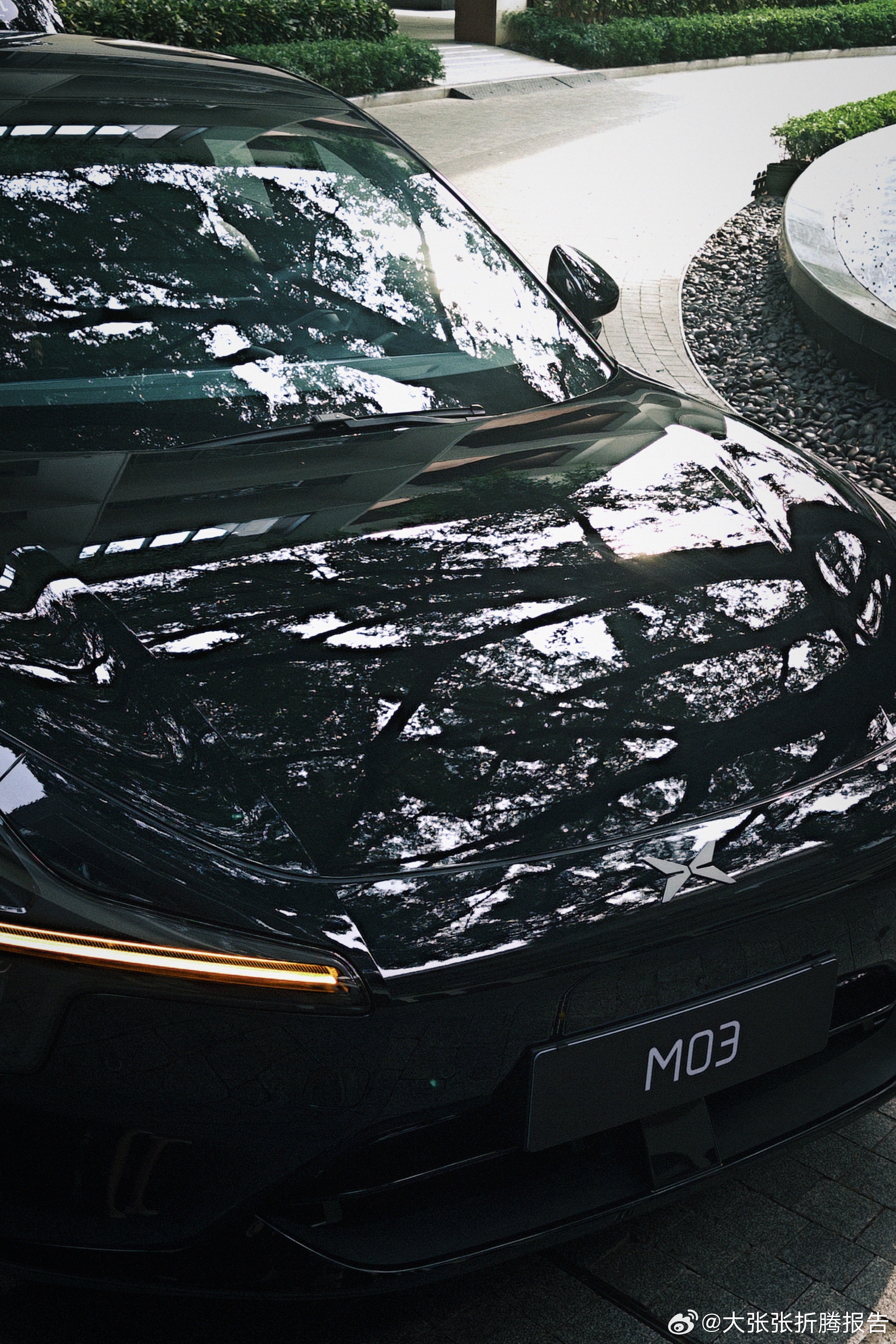 是的，我对黑色完全没有抵抗力！今天试驾的26款小鹏MONA，感觉除了帅气我无话可