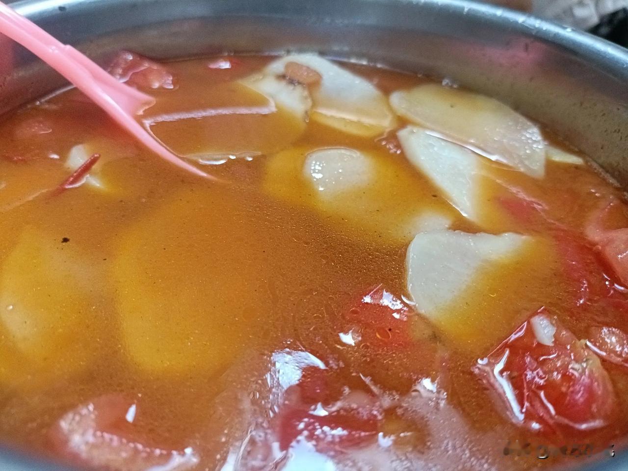 番茄味洋芋汤，火腿，还有煎豆腐。