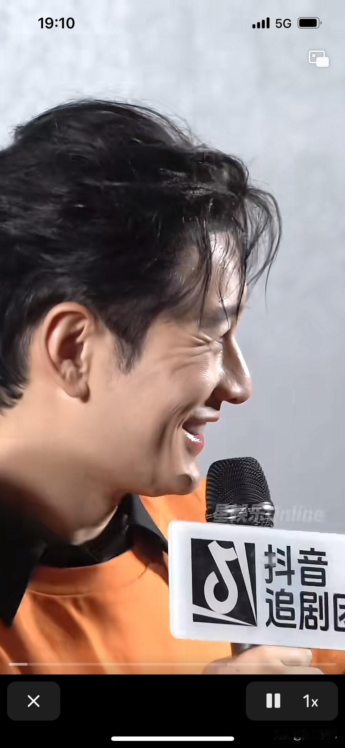 这个是黄晓明吗？这么近的看真的吓了一跳，怎么会有那么多皱纹啊，明星不是很有钱吗？