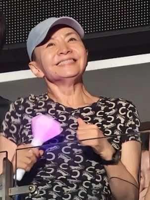 宋丹丹现身那英演唱会，有个细节不知道大家发现了没有，不是她穿着20年前的衣服